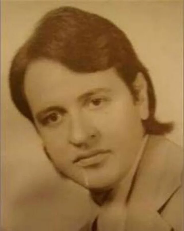 Nascido na Cidade do México em 12 de janeiro de 1944, o ator e humorista Carlos Villagrán começou a carreira como fotógrafo no jornal Heraldo, no México.