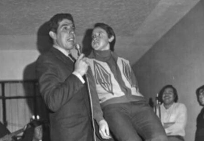 Na ocasião, Carlos sentou no colo de Rubén para interpretar um boneco ventríloquo para entreter os convidados na festa.