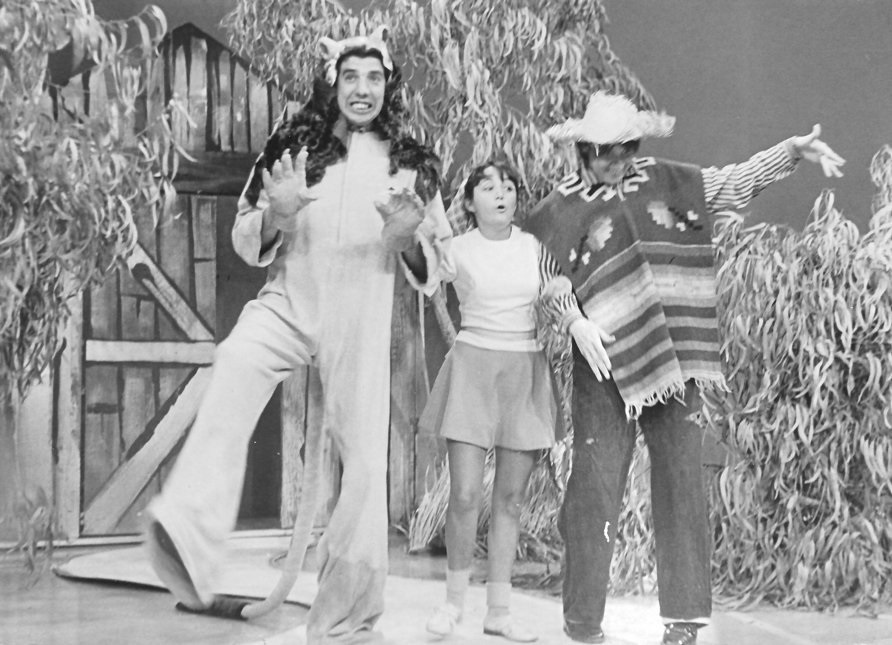 Pouco depois, no programa El Club del Chori, Carlos Villagrán (à direita) interpretou outros personagens. Entre eles, a velhinha Lola Mento, que tinha o choro e as bochechas grandes daquele que viria a ser posteriormente o Quico.