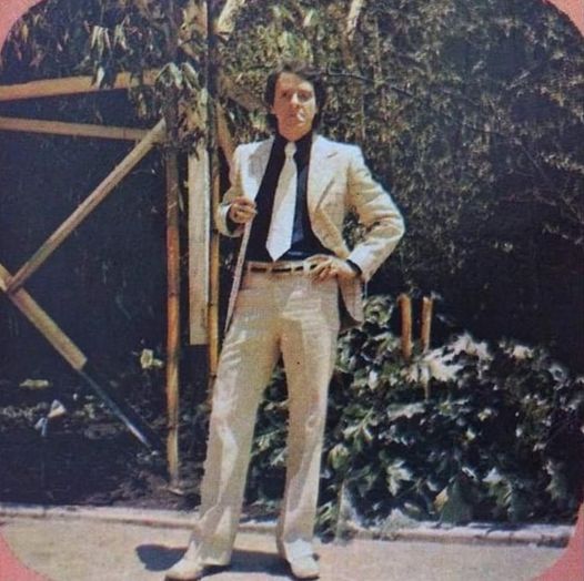 Antes de se destacar como o Quico, Carlos Villagrán interpretou diversos personagens no programa Chapolin Colorado, também de Bolaños, como o bandido Quase Nada. 