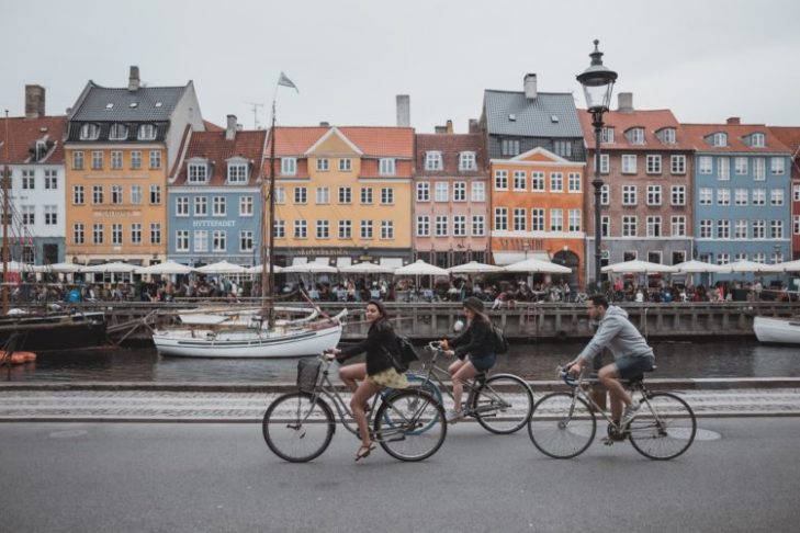 4º) Copenhague, Dinamarca: É uma cidade vibrante e cosmopolita, com uma população de cerca de 660 mil habitantes. É uma das cidades mais 'bike-friendly' do mundo.