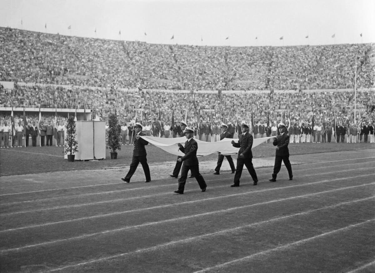 Helsinque-1952: Mário Jorge da Fonseca Hermes, medalha de prata do Mundial de basquete em 1954 com a Seleção Brasileira, foi o porta-bandeira do país.