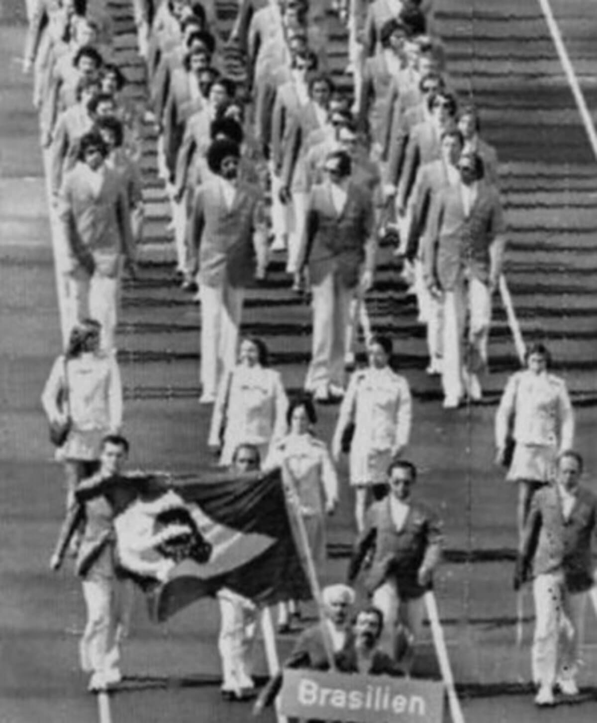 Munique-1972: Luiz Cláudio Menon, campeão do mundo de basquete com a Seleção Brasileira em 1963, foi o encarregado de conduzir a bandeira brasileira na Alemanha.