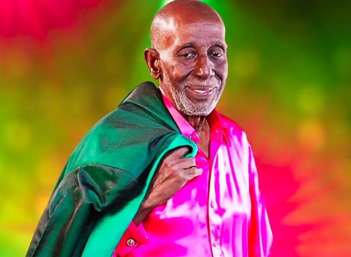 Nascido Nelson Mattos em 25 de julho de 1924, ele foi um renomado cantor, compositor e escritor brasileiro, conhecido por sua contribuição inestimável ao samba.