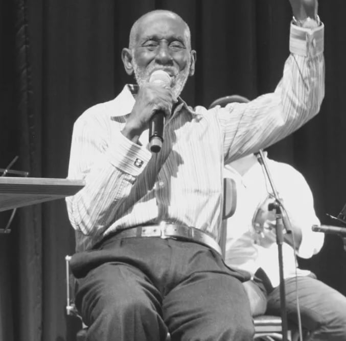 Criado no Morro do Salgueiro, no Rio de Janeiro, ele se envolveu com a música desde cedo, influenciado pela rica cultura musical ao seu redor. 