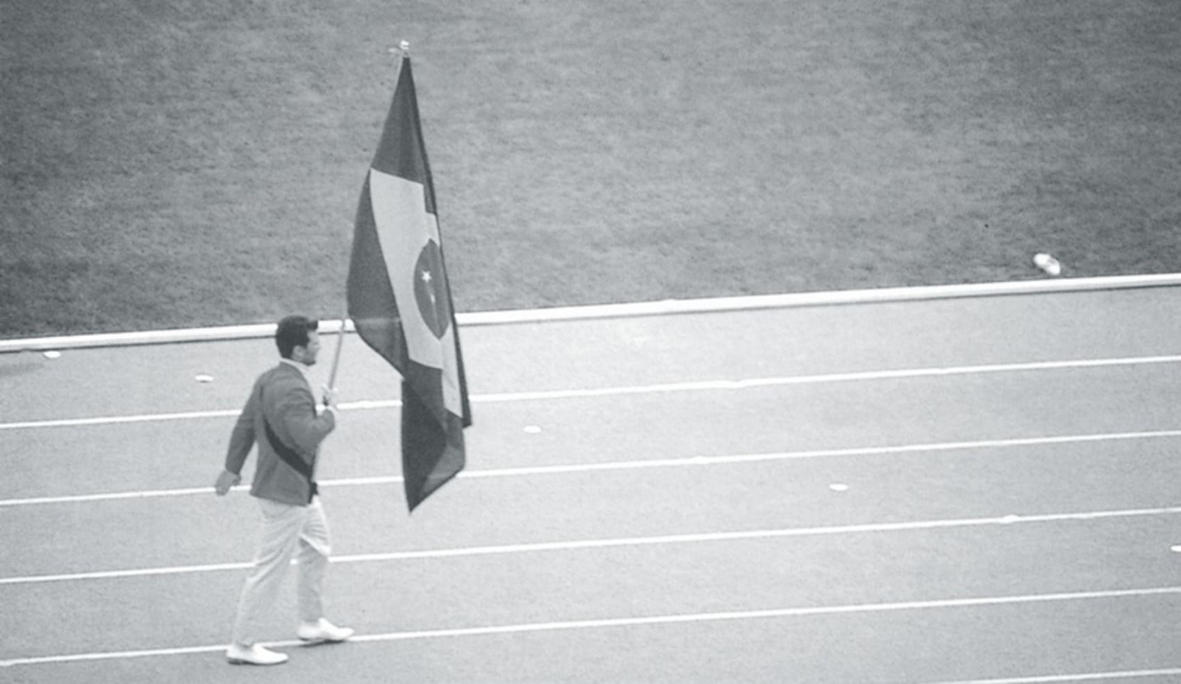 Cidade do México-1968: João Gonçalves Filho, do polo aquático, foi o porta-bandeira na única edição organizada pelos mexicanos.