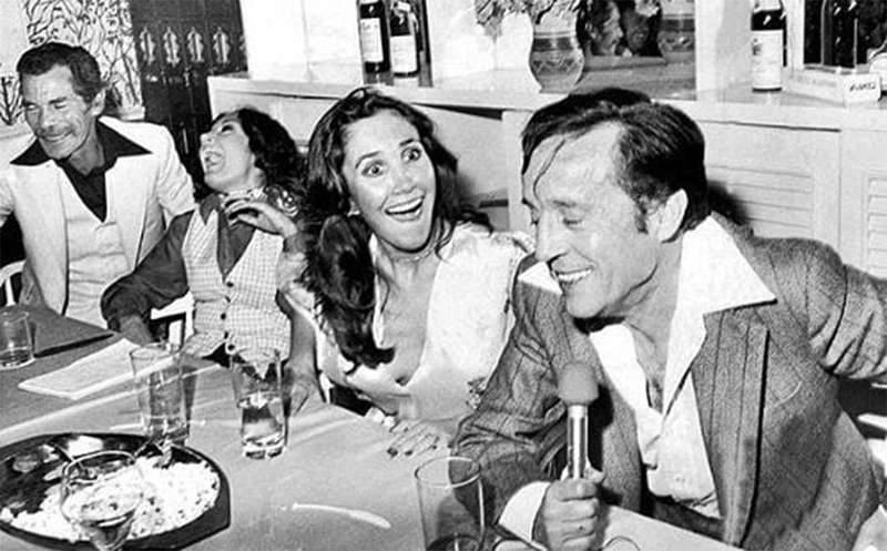 Assim, Roberto Bolaños - que já tinha visto Carlos Villagrán em ação no teatro anteriormente - decidiu convidá-lo para entrar em um de seus programas.