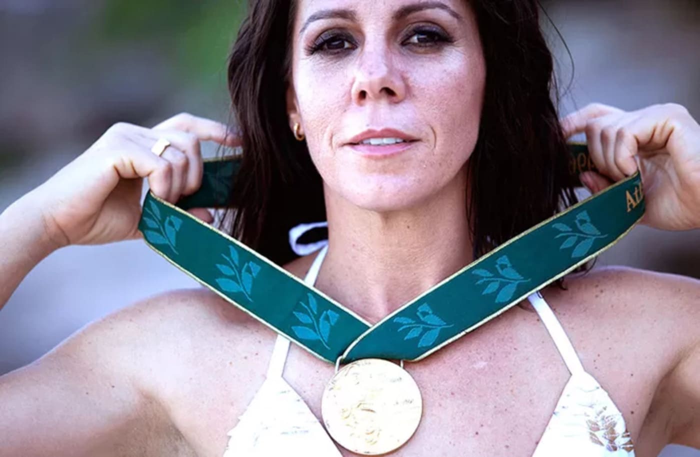 Sydney-2000: Sandra Pires, medalhista de ouro e prata no vôlei de praia, desfilou com a bandeira brasileira na Austrália.