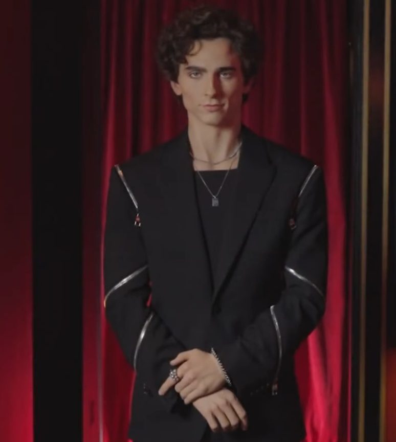 Na peça, o ator veste o terno Alexander McQueen preto que ele usou na estreia de “Duna: Parte Um” em Londres, em 2021. As botas da figura foram doadas pelo próprio Chalamet. Conheça mais sobre o ator!