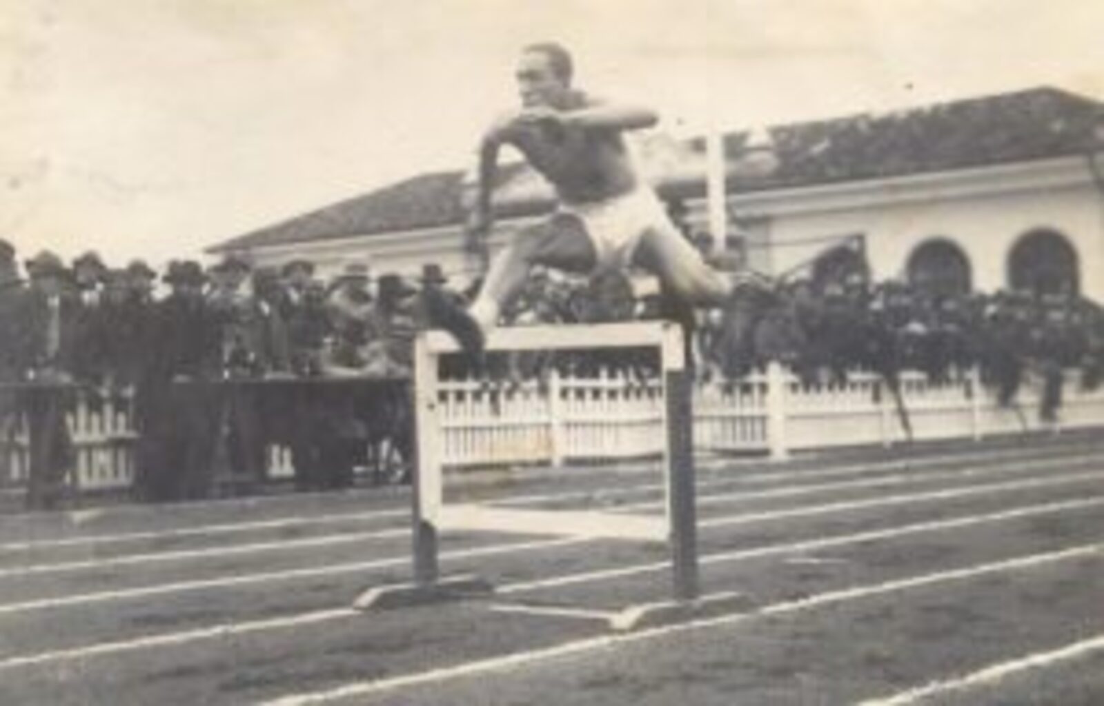 Berlim-1946 e Londres-1948: Sylvio de Magalhães Padilha, atleta dos 400 metros com barreira, representou o Brasil nas duas cerimônias.