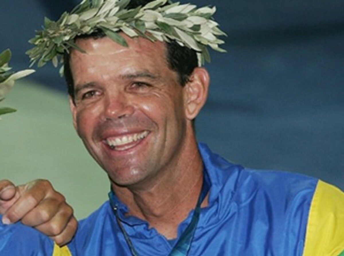 Atenas-2004: Torben Grael, velejador que conquistou cinco medalhas olímpicas, foi o porta-bandeira na capital grega.