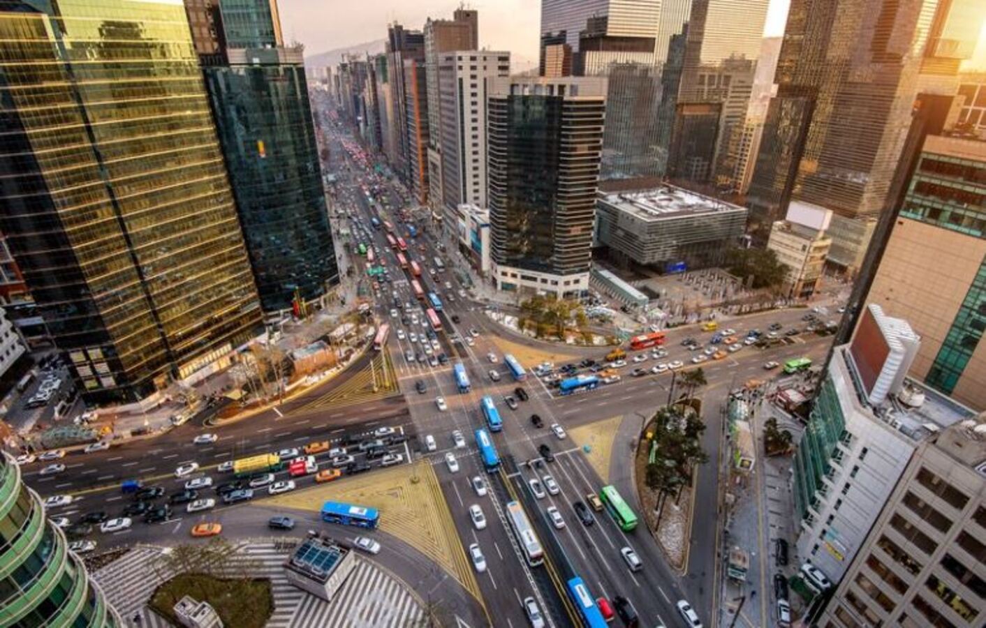 Pesquisadores acreditam que isso reduziria significativamente os atrasos no trânsito. A ideia é que os veículos autônomos se comuniquem uns com os outros e com os semáforos nos cruzamentos dentro de certo alcance.