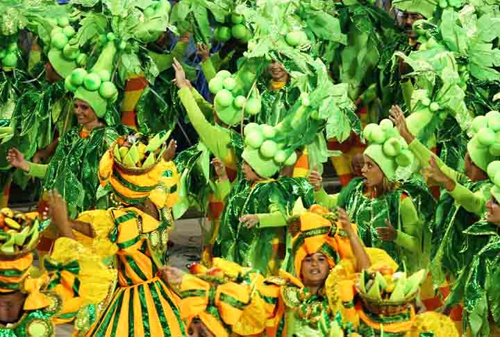 No ano seguinte, se consagrou como a primeira carnavalesca tricampeã da era Sambódromo. Com o enredo Cana-caiana, cana roxa, cana fita, cana preta, amarela, Pernambuco… Quero vê descê o suco, na pancada do ganzá, mostrou novamente a qualidade de seus figurinos e alegorias.