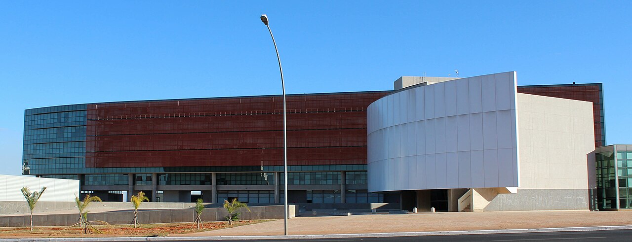 O DF também tem uma Câmara Legislativa com deputados distritais que são eleitos no mesmo ano do governador.