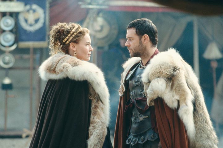 A atriz Connie Nielsen, que fez parte do elenco do filme original, volta a fazer a Lucilia (mãe de Lucius) na sequência. 
