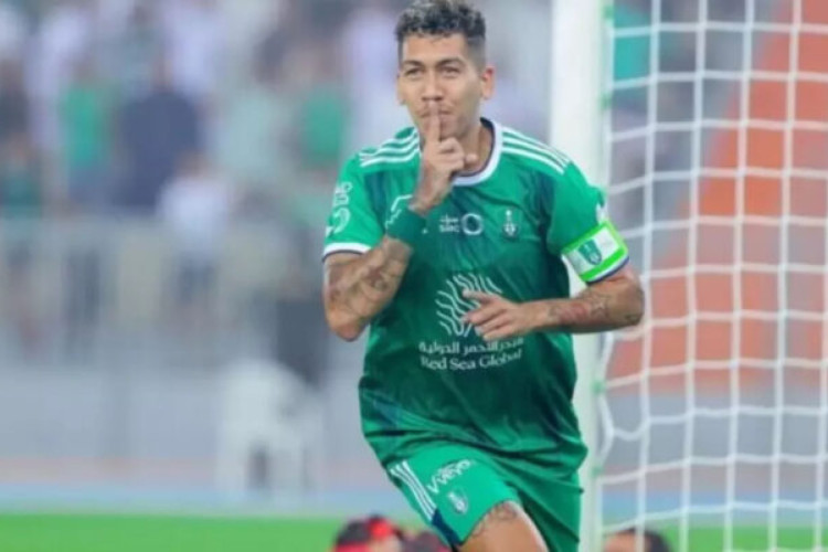 Roberto Firmino tem contrato com o Al-Ahli, da Arábia Saudita, até junho de 2026 e possui um dos maiores salários do futebol