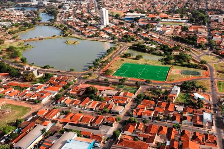 Com o tempo, a cidade se desenvolveu em torno da pecuária, consolidando sua identidade como um importante centro agropecuário do Brasil.