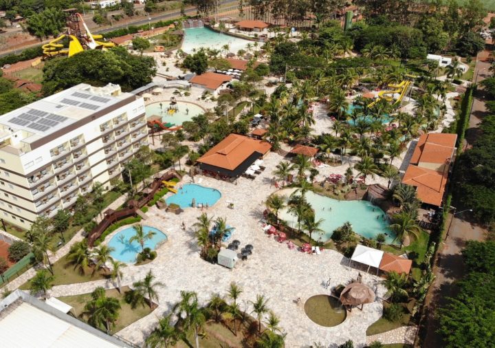 O Barretos Country Park conta com mais de 40 atrações com águas termais, piscinas aquecidas, mini zoológico e diversas opções de lazer para toda a família.