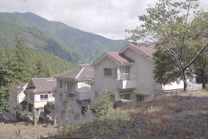 “Não é um problema de construir muitas casas, mas de não ter gente suficiente mesmo. Esse é um sintoma do declínio populacional do Japão”, destacou à CNN Jeffrey Hall, professor da Universidade Kanda de Estudos Internacionals, na província de Chiba. 
