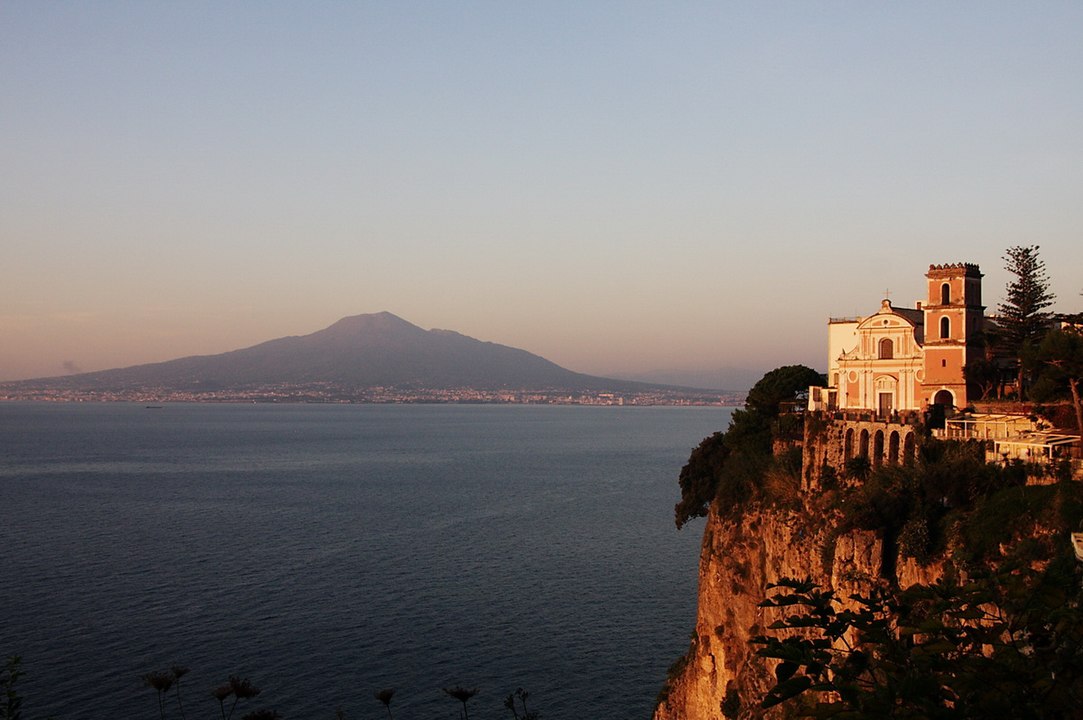Igreja da Santissima Annunziata - Vico Equense - Construída entre 1320 e 1330. A igreja é famosa por sua localização em um promontório rochoso, com vista para o mar, a Baía de Nápoles e o Monte Vesúvio. 