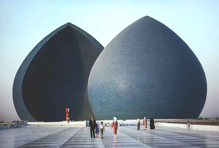 O Monumento Al Shaheed de Bagdá (Iraque) é dedicado aos soldados iraquianos que morreram na Guerra Irã-Iraque, que se deu entre 1980 e 1988. A obra foi levantada em 1983, quando a guerra ainda ocorria.