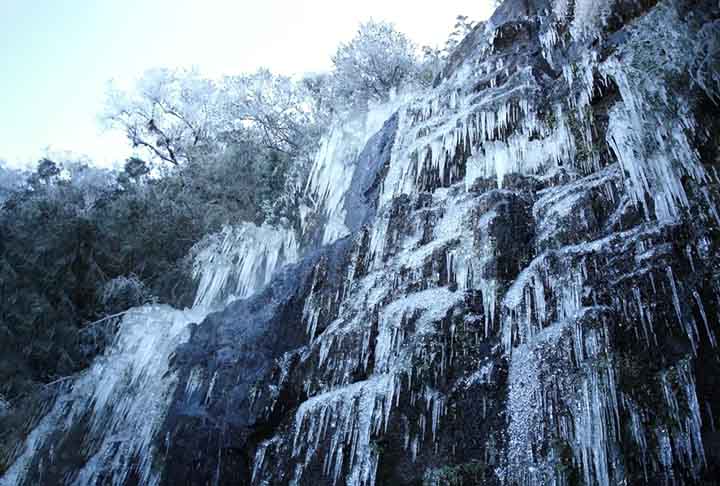 Já a cascata que congela é uma pequena queda d’água, que fica a 1.580 metros de altitude. A atração chama a atenção pelo visual, e fica a 700 metros do Morro das Antenas.