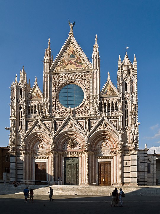 Catedral de Siena - Construída entre 1215 e 1263, tem uma lanterna na cúpula que foi projetada por Bernini, um dos mais prestigiados artistas plásticos da história. A fachada representa profetas, filósofos e apóstolos. 