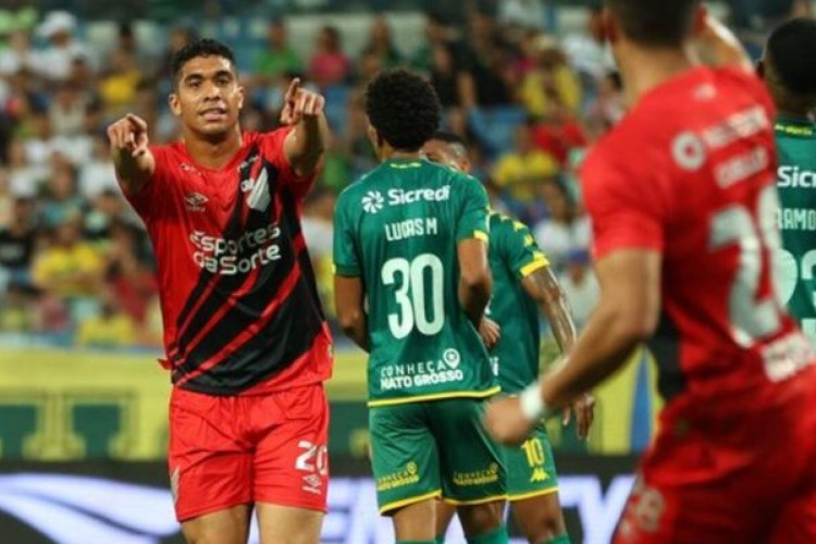  Atacantes decidem com gols no início e final da partida, e resultado coloca o Furacão próximo do G6 do Campeonato Brasileiro