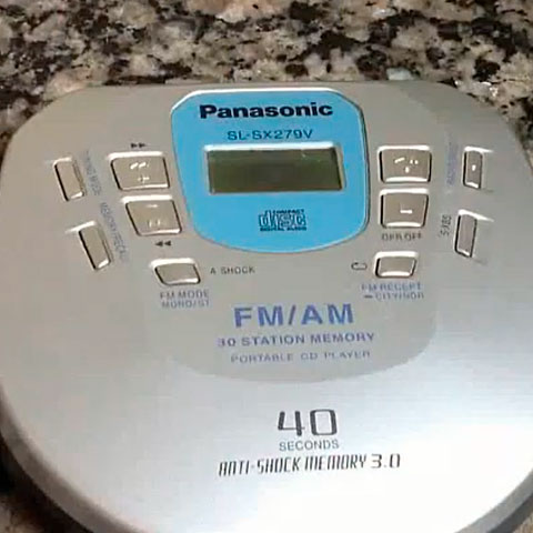 Atualmente é possível escutar música em aplicativos pelo celular. Mas, nos anos 90, se você quisesse escutar música no fone de ouvido durante um passeio, precisava de um discman para colocar o CD. 
