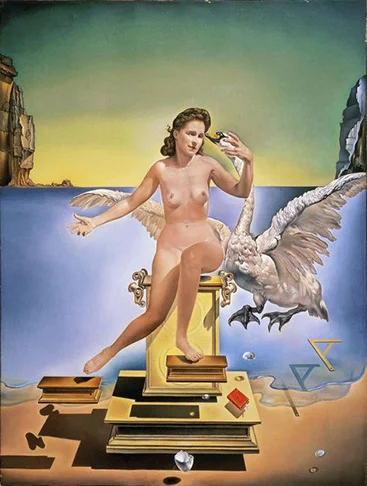 Dalí produziu mais de 1.500 quadros ao longo da carreira. Também fez ilustrações para livros, litografias, desenhos para cenários e trajes de teatro, um grande número de desenhos, dezenas de esculturas e vários outros projetos. Um artista inesquecível. 