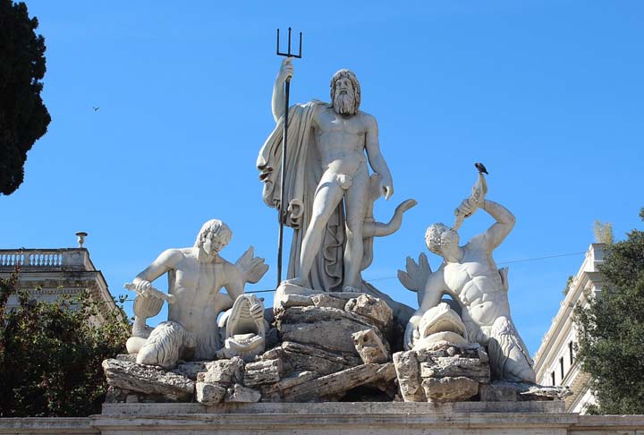 Deus grego, supremo do mar, Poseidon usava o tridente como uma arma. Principalmente para comandar as tempestades marinhas e costeiras, provocando nascentes e desmoronamentos costeiros.