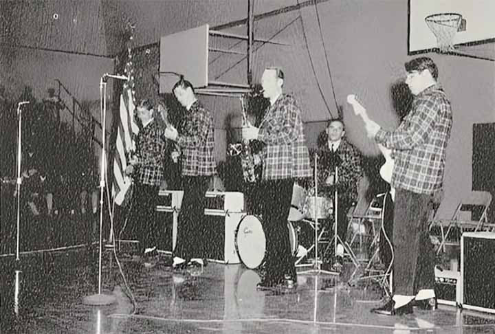 Nos anos 70, o grupo assinou com a Reprise Records, lançou o álbum Sunflower e recebeu aclamação da crítica nos Estados Unidos e no Reino Unido. Em 30 de agosto de 1971, a banda trabalhou o álbum Surf's Up, que foi moderadamente bem-sucedido, alcançando o top 30 dos EUA.