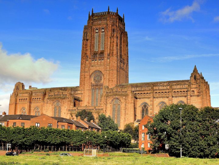 Catedral de Cristo: Fica em Liverpool, na Inglaterra . Fundada em 1904, foi inaugurada sete décadas mais tarde, em 1978. Construída em estilo neogótico, com arenito da região de Woolton, é chamada de Igreja-Catedral do Elevado Cristo.