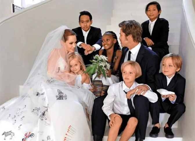 Na vida pessoal, Brad Pitt foi casado com a atriz Jennifer Aniston de 2000 a 2005 e com Angelina Jolie (foto) de 2014 a 2019. Hoje, Brad e Angelina estão separados e brigados. Eles têm seis filhos (três biológicos e três adotivos). 