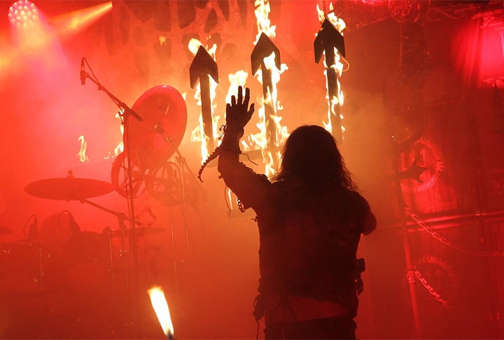 O tridente já foi usado como símbolo no mundo musical. A banda sueca de black metal Watain levou o símbolo para o palco na tradicional  Throne Fest, em 2019, na Bélgica.