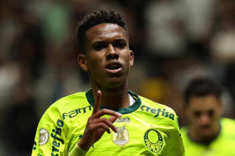 Estêvão está fora de combate e sem previsão de retorno, o que deixa no ar a expectativa para quem irá assumir a vaga do camisa 41