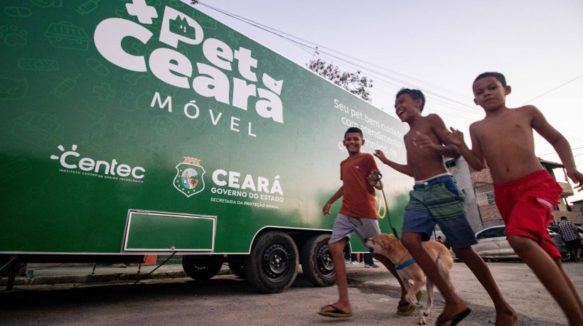 FORTALEZA, CEARÁ, BRASIL, 29-08-2024: Governo do Ceará, por meio da Secretaria da Proteção Animal, em parceria com a Secretaria da Proteção Social (SPS) e a Secretaria da Juventude (Sejuv), realiza o primeiro Giro Pet Ceará, levando atendimento veterinário para a Vila Social do Genibaú com atendimentos para cachorros e gatos.. (Foto: Samuel Setubal/ O Povo)