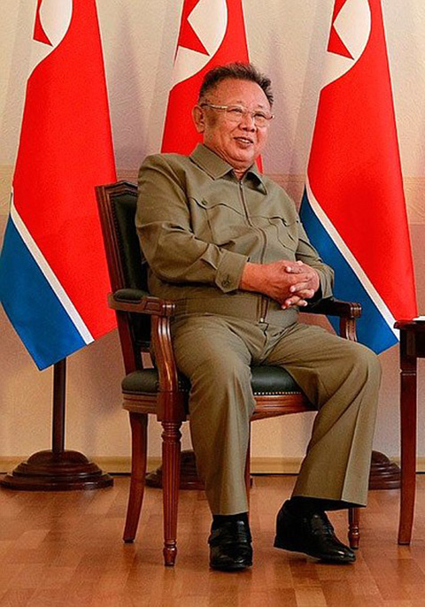 Kim Jong-Il (1942-2011): Penúltimo líder da Coreia do Norte, mandou prender 150 mil pessoas sem julgamento em campos de trabalho forçado. Cortou a comunicação e o comércio com o exterior, provocando indiretamente a morte de milhões de coreanos. 