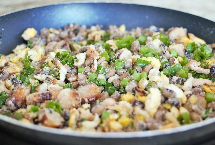 Feijão tropeiro: um prato completo, feito com feijão, farinha de mandioca, torresmo, linguiça e outros ingredientes.