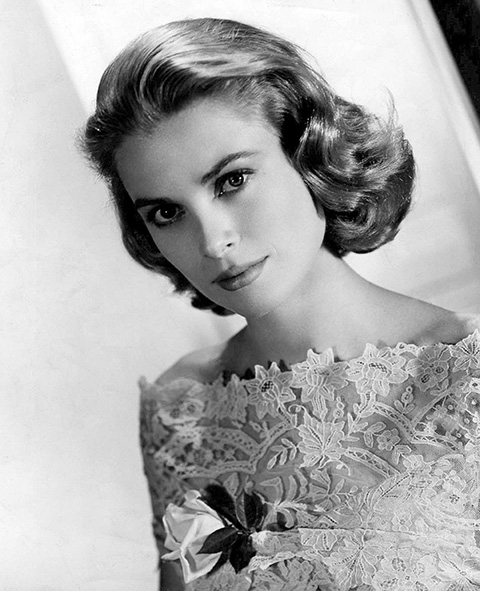 Grace Kelly (1929-1982): Uma das queridinhas do diretor Alfred Hitchcock, estrelou filmes como Disque M para Matar (1954) e Janela Indiscreta (1954). Na década de 1950, tornou-se Princesa de Mônaco ao se casar com o Príncipe Rainier III.