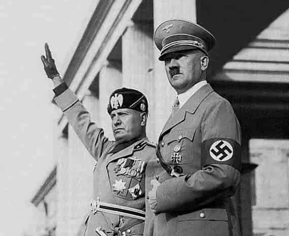 Hitler é conhecido por seu papel central na 2ª Guerra Mundial e pelo Holocausto, durante o qual seis milhões de judeus e milhões de outras pessoas, incluindo ciganos, comunistas, poloneses e outras minorias foram sistematicamente exterminados.