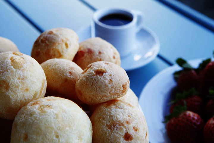 Pão de queijo: feito com polvilho azedo, queijo e leite, o pão de queijo é uma das iguarias mais conhecidas da culinária brasileira.