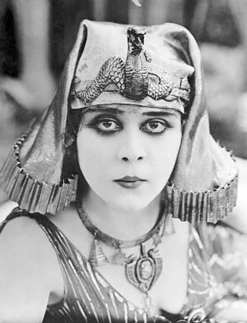 Nascida em 29 de julho de 1885, Theda Bara foi uma das atrizes mais populares e influentes do cinema mudo, conhecida por interpretar Cleópatra, em um filme de 1917.