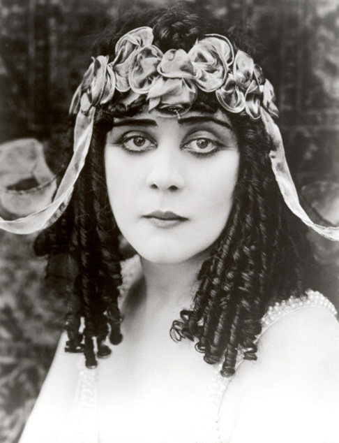 Seu nome artístico, Theda Bara, era um anagrama de Arab Death (Morte Árabe), um nome escolhido estrategicamente para criar uma imagem exótica e misteriosa.