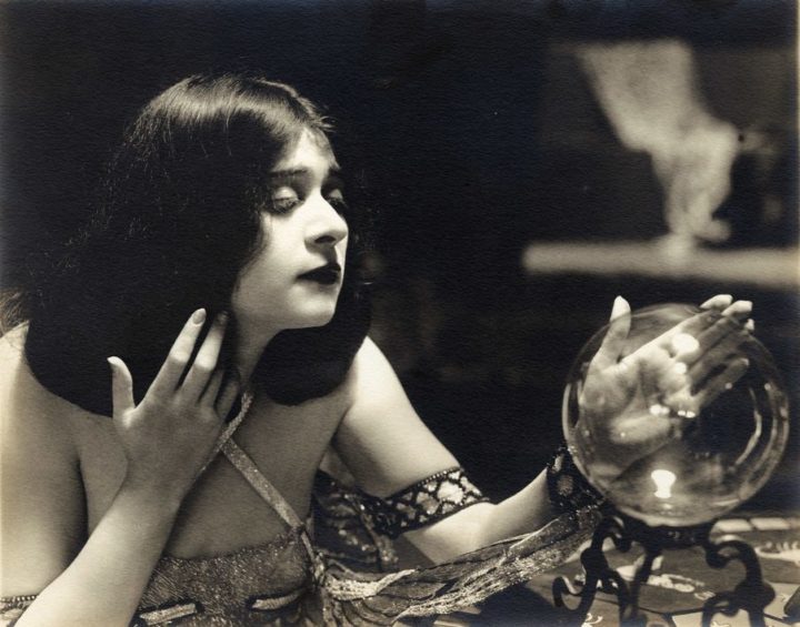 Seus papéis, geralmente de mulheres perigosas e sedutoras, a tornaram um fenômeno. Ela era retratada com maquiagem pesada, olhos amendoados e poses provocantes, que chocavam e fascinavam o público da época.