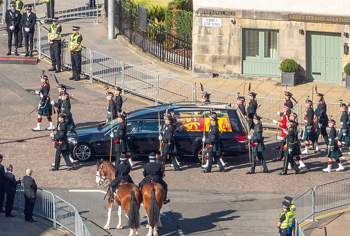 O funeral teve transmissão ao vivo por TV, rádio e internet. Na Inglaterra, a cerimônia também foi exibida em telões espalhados pela capital Londres e em mais de 100 cinemas britânicos.