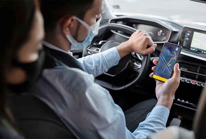 O estudo identificou uma falta de regulação da carga horária. O tempo médio ao volante ultrapassou as 50 horas semanais, bem acima das 44 horas permitidas pelo regime de CLT. 