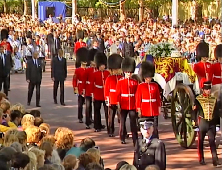 Diana estava com o namorado, o milionário egípcio Dodi Al-Fayed, que também morreu. O funeral de Diana causou comoção mundial. 