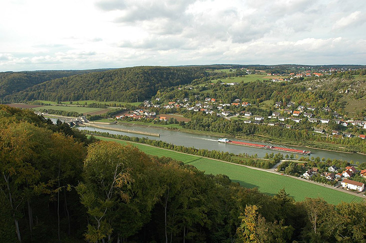 Canal  Meno-Danúbio: Fica na Alemanha e liga os rios Danúbio e Meno, ambos ligados ao rio Reno. Permite o transporte fluvial entre a Romênia (Constança) e a Holanda (Roterdam).