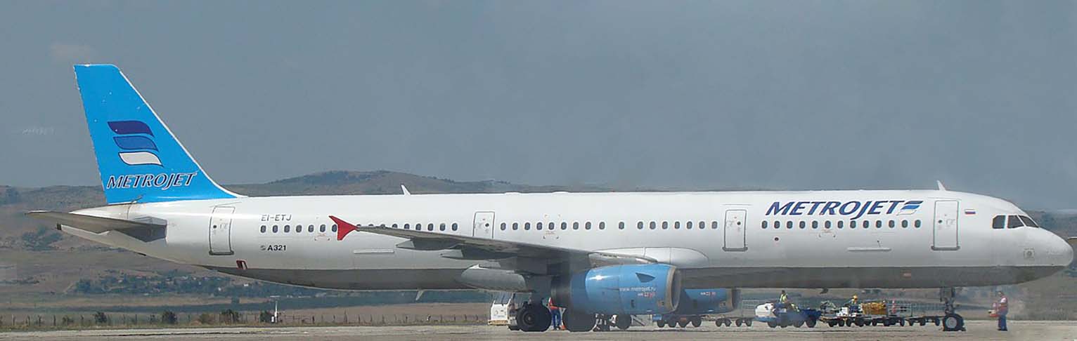 Em 31/10/2015, um avião russo da Metrojet - voo 9268 (na foto, o avião 3 meses antes) - caiu na Península do Sinai, após explodir no ar. O voo ia de Sharm El Sheik (Egito) para São Petersburgo (Rússia), com 224 pessoas a bordo. O grupo terrorista Estado Islâmico assumiu o atentado. 